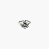 Vintage daisy flower ring with detailed floral design and retro style.
