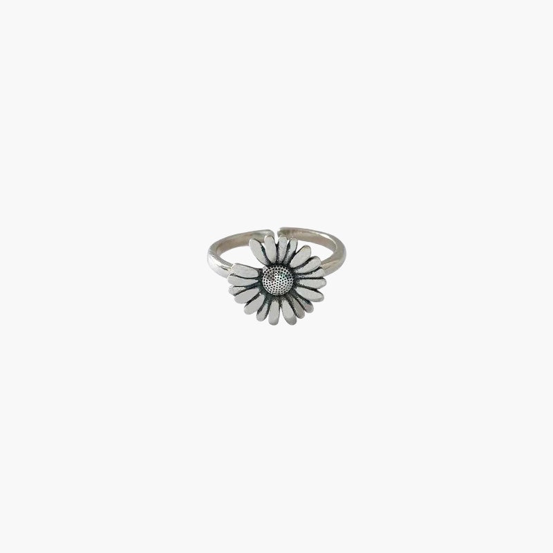 Vintage daisy flower ring with detailed floral design and retro style.

