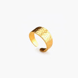 Hammered band ring in stainless steel with silver and 18K gold plated finishes, featuring a textured surface and adjustable open band
