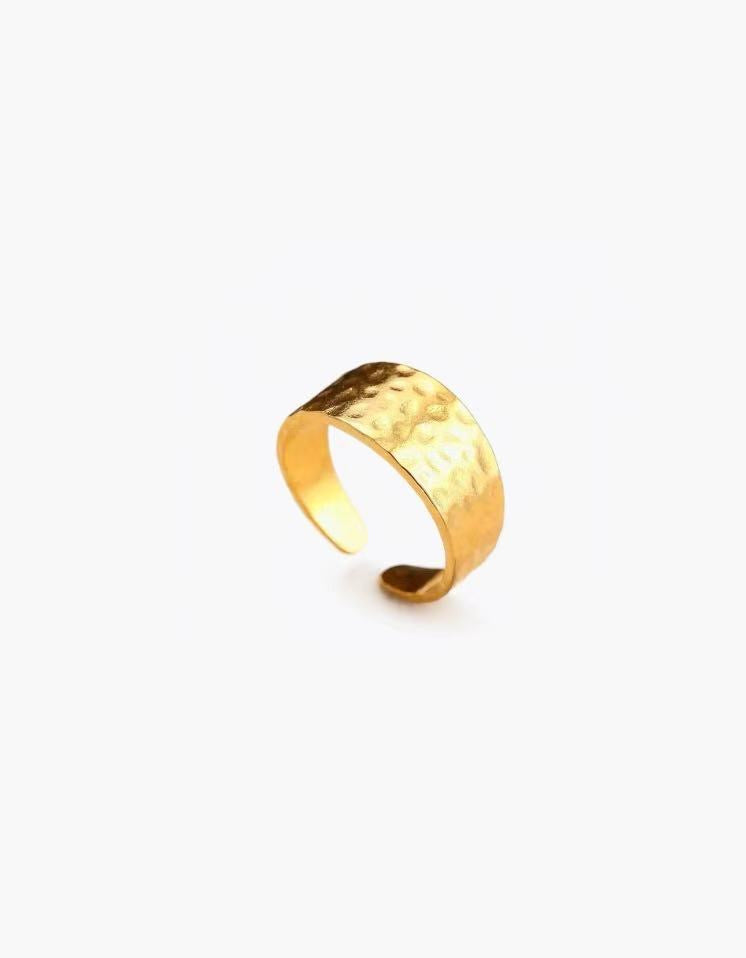 Hammered band ring in stainless steel with silver and 18K gold plated finishes, featuring a textured surface and adjustable open band