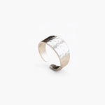 Hammered band ring in stainless steel with silver and 18K gold plated finishes, featuring a textured surface and adjustable open band