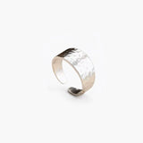 Hammered band ring in stainless steel with silver and 18K gold plated finishes, featuring a textured surface and adjustable open band