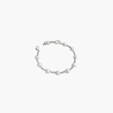 Minimal pearl interval bracelet with round shell pearls and 925 silver plated accents.