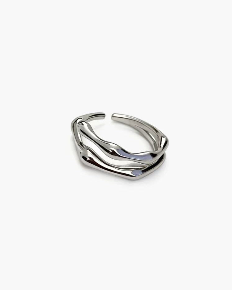 soft layer Ring in 925 silver plated finish with softly layered curves and an adjustable open design
