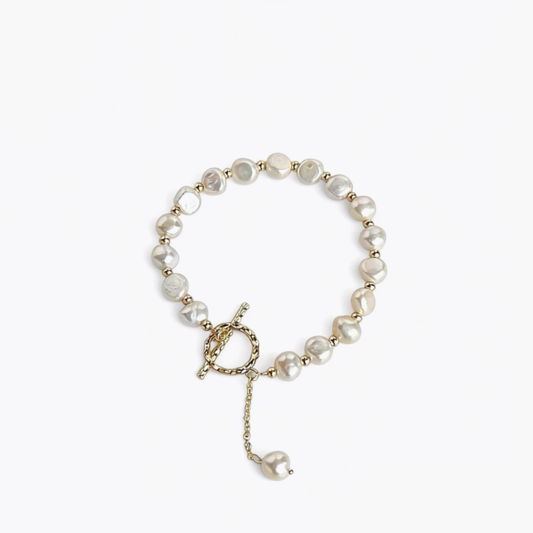 T-bar pearl bracelet with freshwater pearls and 18K gold plated clasp in a minimalist design