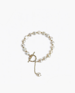 T-bar pearl bracelet with freshwater pearls and 18K gold plated clasp in a minimalist design